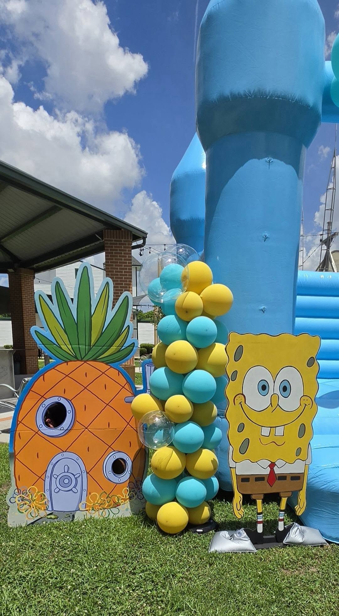 Under the sea SpongeBob balloon column with pineapple house cutout